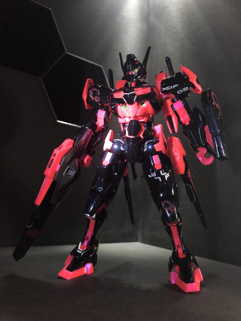 ビットオンフォームで。黒パーツはガイアさんのプレミアムブルーブラックにクレオスさんのサファイアブルーを少し混ぜて軽く塗装。写真だと分かりづらいですね。。。ピンクは、サファイアブルーを吹いてから蛍光クリアー→蛍光クリアーピンクで塗装しました。全体をグロス仕上げで。