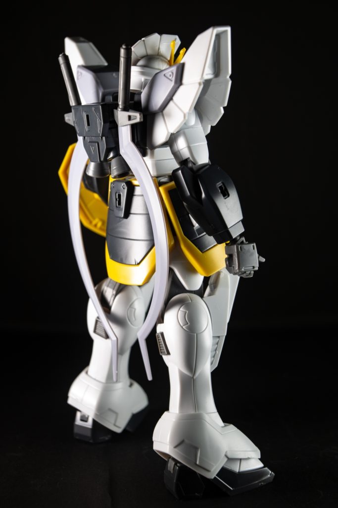 サイドバック:穴の位置的にシールドを背面にも仕舞えるのかな。足元がどデカ目なのがチャームポイントだ。