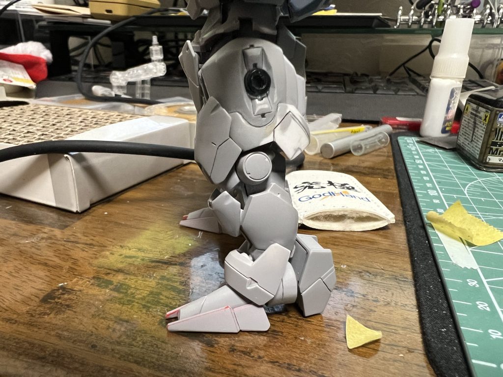 脚の短縮も結構な作業量で、両側の丸い窪みはパテで埋めて調整しています。クリアパーツの周りにも見えづらいですがディテールを追加しています。膝の装甲は削って形状変更をしていますが、1個削りすぎて作り直ししました＼(^o^)／