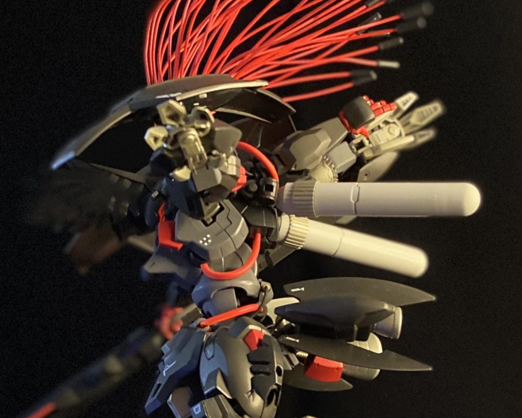 リアスカート:キットのままだと固定されているため可動に制限が出ることから、オリジナルデザインで変更。基部はゼルトザームを使用し、エルドラブルートの武器、マンロディの足、デスサイズ、グレイズのパーツからでっちあげ。