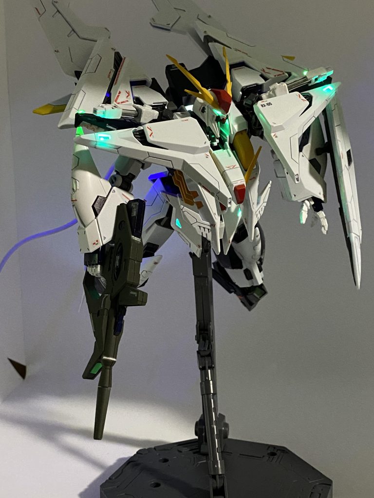 ミノフスキー・フライト。背中のウイングバインダーは差し替えパーツを使いたくなかったので、可動部を広げることで差し替えなしの展開をさせています。ワンタッチLEDシリーズは最大10灯までLEDを設置できます。通常時はデュアルアイ、肩部LED×2、バーニア×3の6ヶ所が、ミノフスキー・フライト時には前述のLEDに加え、肩部とフロントアーマーにそれぞれある緑色のLEDが4箇所が発光出来るようにしています。足りない箇所はミライトを内蔵。