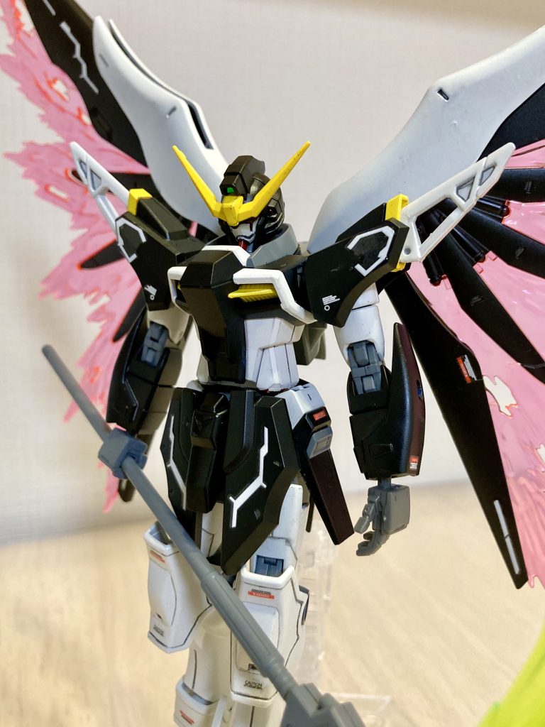 顔のスミ入れを失敗してヒゲみたいになりました。ごまかしとして目の切れ込みも黒にしまた。