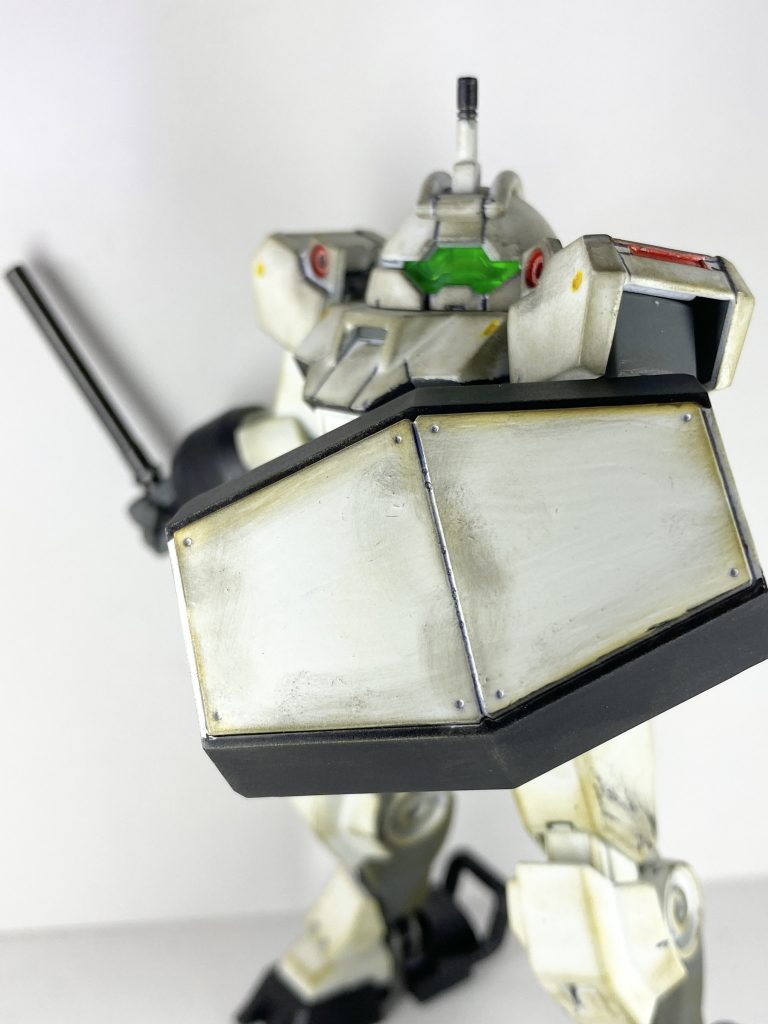 電磁警棒片手に構えるお馴染みのポーズ