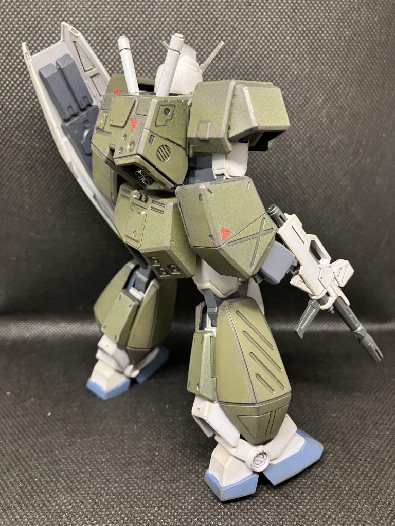 ビームライフルは陸戦ガンダムからの流用。しばらくの間、積みプラの中から、オーガスタ系のMSを作ろうかと構想中です🤤