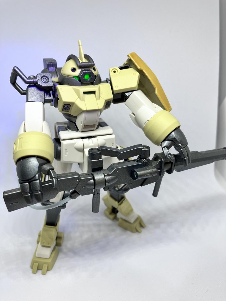 フレーム類はタミヤのブライトガンメタルで塗り、他の部分は成形色のままつや消しトップコートを吹き付けましたこれだけでも見栄えがよくて良いキットです