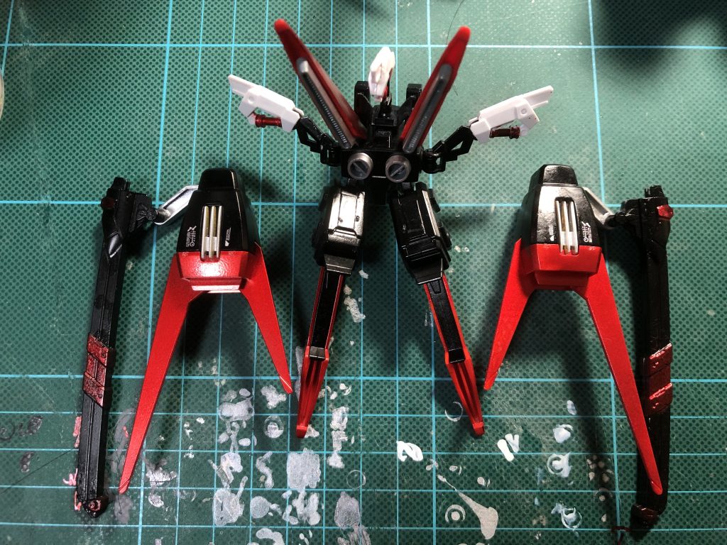 フライトユニットはブースター部分にAGE-2マグナムSVのジョイントパーツを付け、エールストライカーのスラスターとビルダーズパーツの鞘を装着させてます。鞘の塗装は失敗ポイントその1です(黒塗る前に、赤部分マスキングして塗ってしまいました。さらに黒塗装部分がマスキングで塗料が剥がれました)