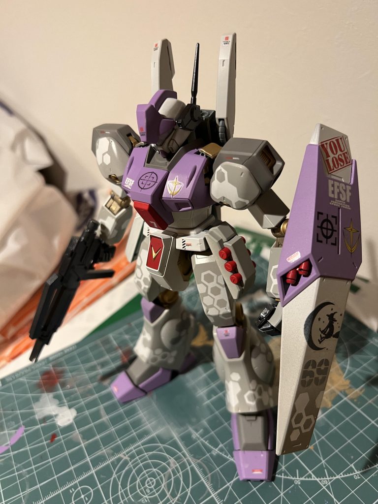 コクピット上に描かれたターゲットサイトのマークとシールドに描かれた「YOU LOSE」の文字は「ここ狙ってみろ」「お前の負け」というパイロット候補生への煽りである笑