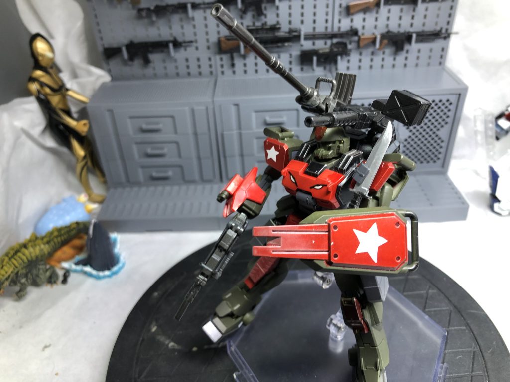 シールドと右肩の星は曲面追従シートを使いました。不恰好