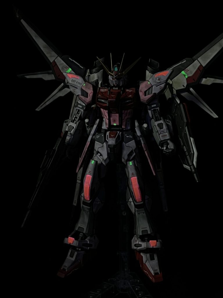 いつも通り、目と頭部、各所に蛍光を。青いクリアパーツを蛍光赤(クリアタイプ)で色変えは、大成功&大正解でした。緑も、ちゃんと各所でポイントになってるようで安心。