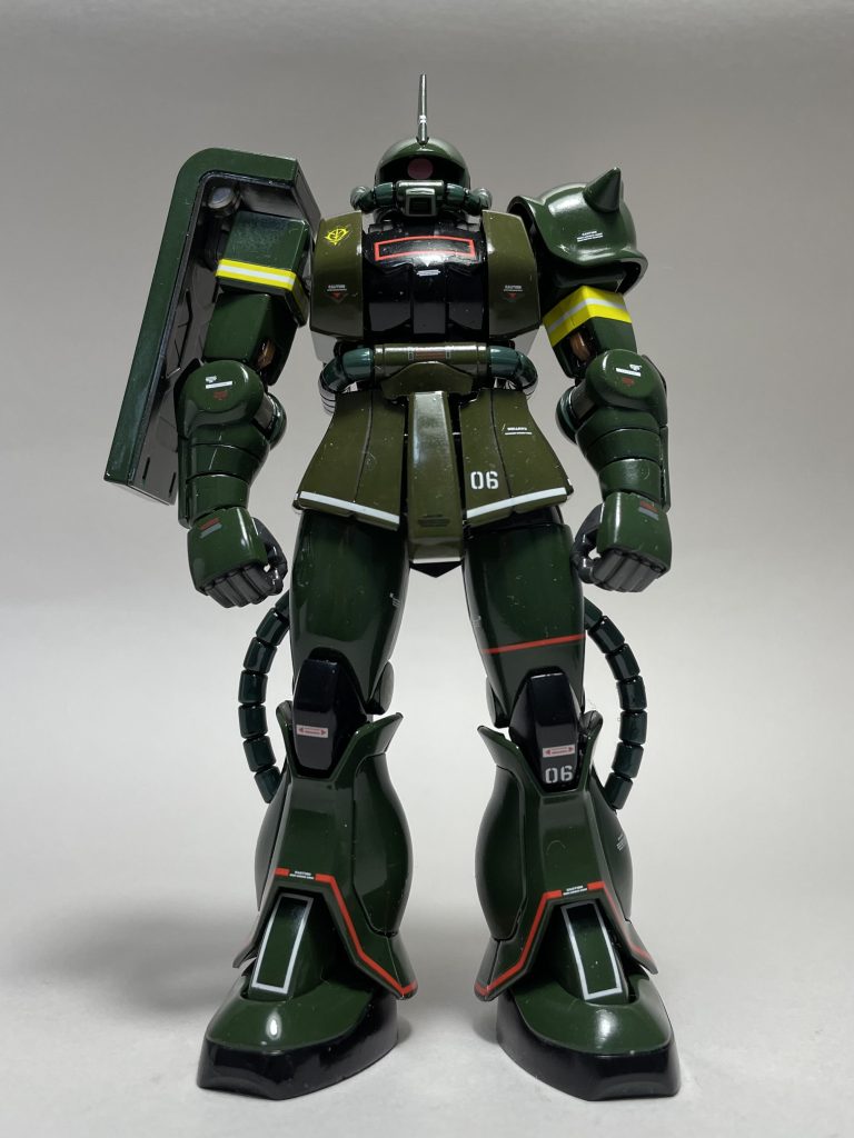 リアルタイプは中学生の頃に作った1/100ザク以来およそ40年ぶりです。デカールは普段あまり使わないため苦労しましたが、仕上がるととても嬉しいですね。