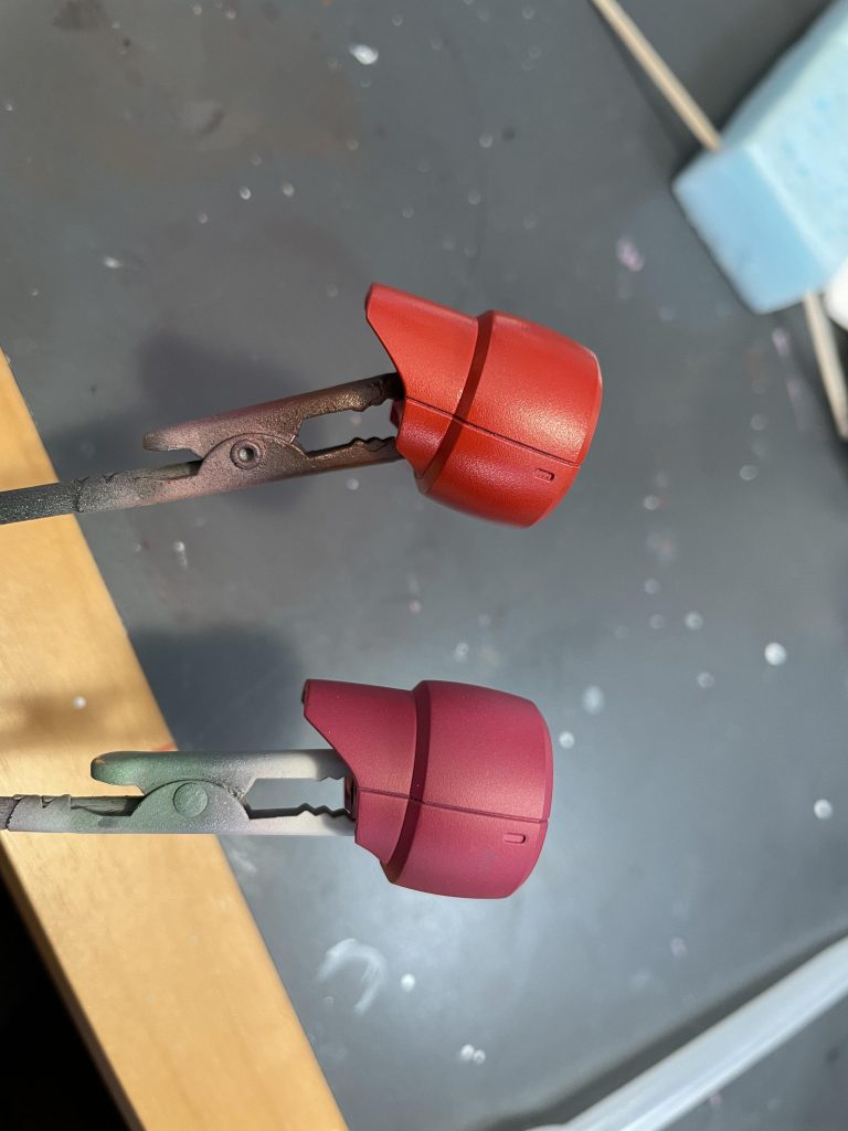 シャアレッドの色味がやはり好みではなかった…ので…フィニッシャーズカラーのマイカレッドを上から吹いて一段落この前のシャアザクと同じ色合いになって一安心です