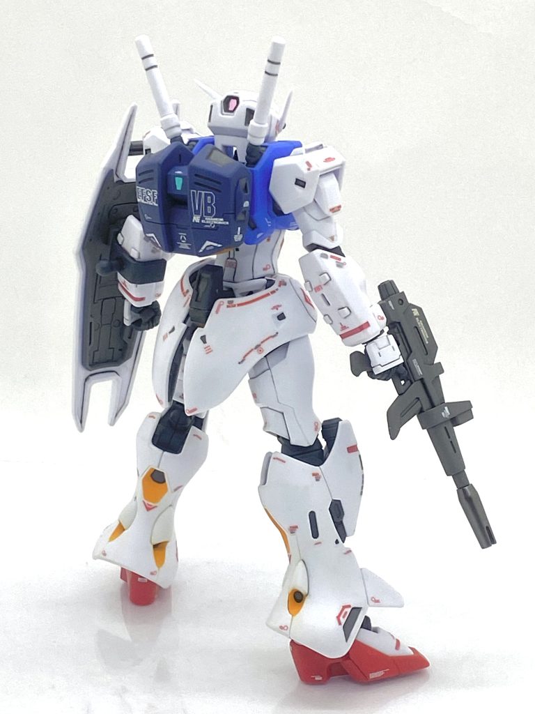 色については資料が大変少なく、プレバン様の完成見本も見えない箇所が多数あるのである程度はオリジナルに塗ってみました。脛や臀部にあたる部分のスラスターもビビッドオレンジで塗装して統一感を出し、差し色のグレーもかなり細かい箇所まで塗っていてガレージキットの完成品みたいな仕上がりを目指しました。設定上、マグネットコーティングによる反応速度の向上の他、ムーバブルフレームの前身技術を試験的に採用し、フレームと装甲の分離を目指す事で機体の軽量化と高い拡張性を獲得しているといった特徴があるのでフレームやハードポイントっぽい箇所は気を付けて塗装しています。RGのGP01のデカールの余りが多数有りましたからそれを使う事により、試作機らしさも出たと思います。
