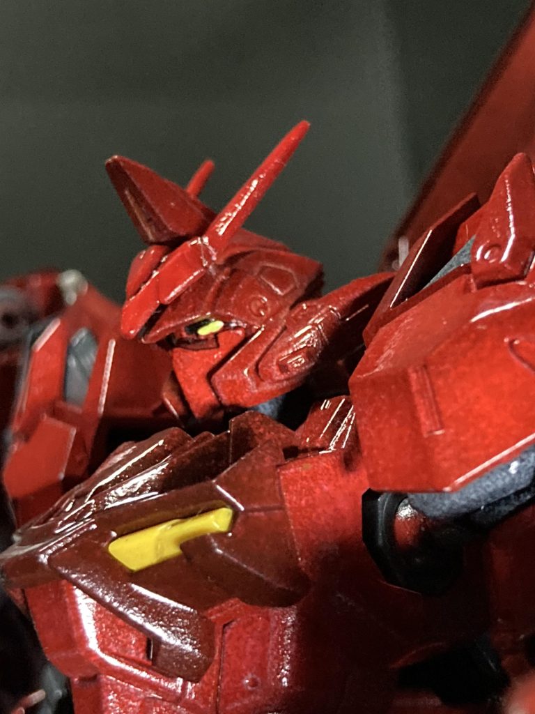 バストアップマスク部分をレッドウォーリア風に平らにパテ整形😷アンテナの角度も縦に伸びるように切って接着し直しました。