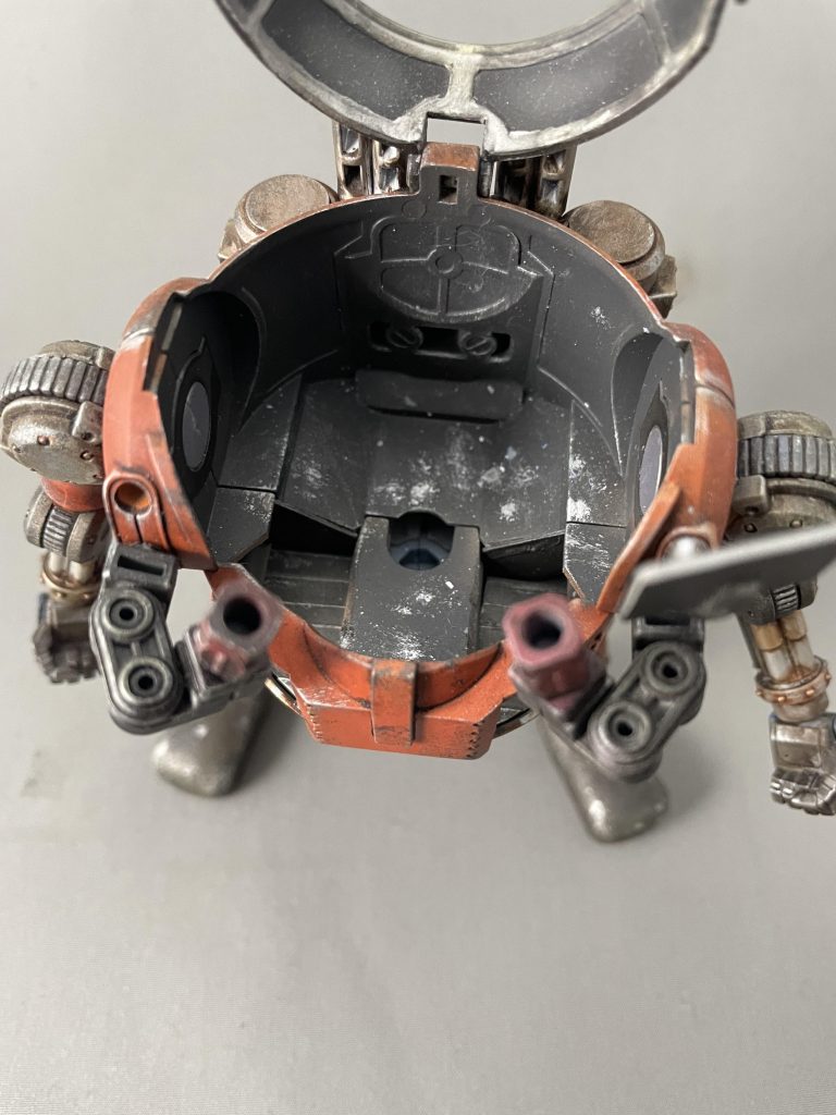 降りた状態の上から足が通るように穴を開けた所はプラ板で目立たないようにしてます。