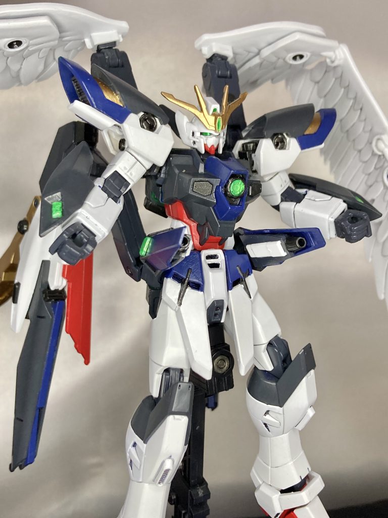 肩のマシンキャノンだけは再現出来るパーツが見つからず、サイドアーマーにビームサーベルラック兼用でビームマシンキャノンを装備。ビームサーベルのエネルギーを経由して単発速射式ビームを発射する設定です。