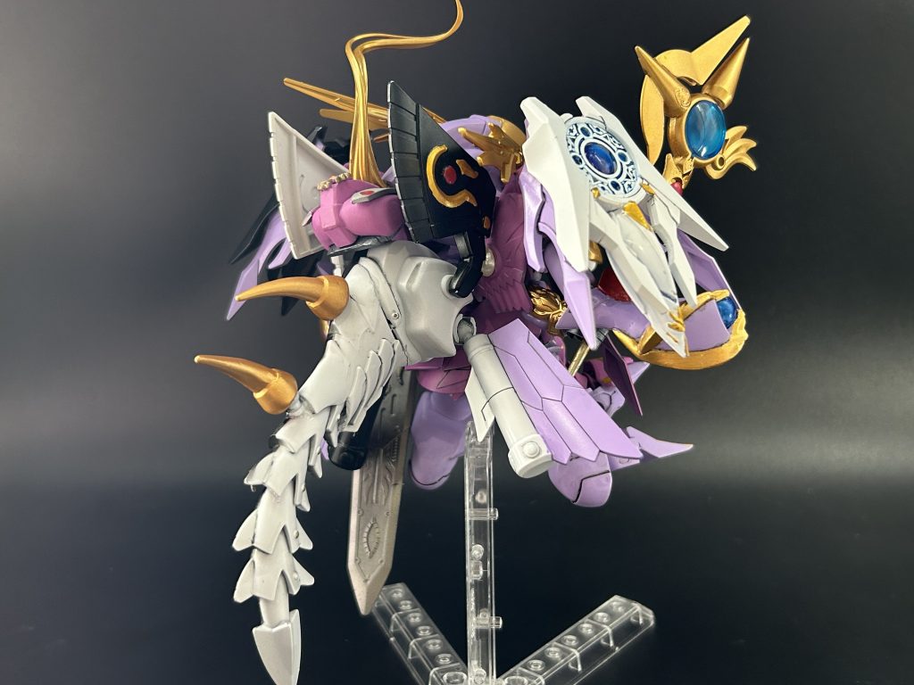 左右が白黒で塗り分けてあります。よく見るとバイアランイゾルデの背面構成に近くなってる筈なので是非見比べてみて下さい。