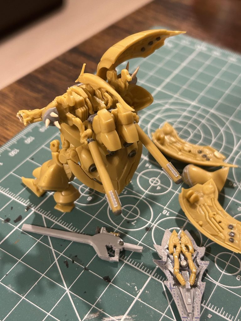 バックパックとツノはグフフライトタイプから拝借してます。プロペラントタンクはランナーです。シールド裏もそれっぽく作ってます。