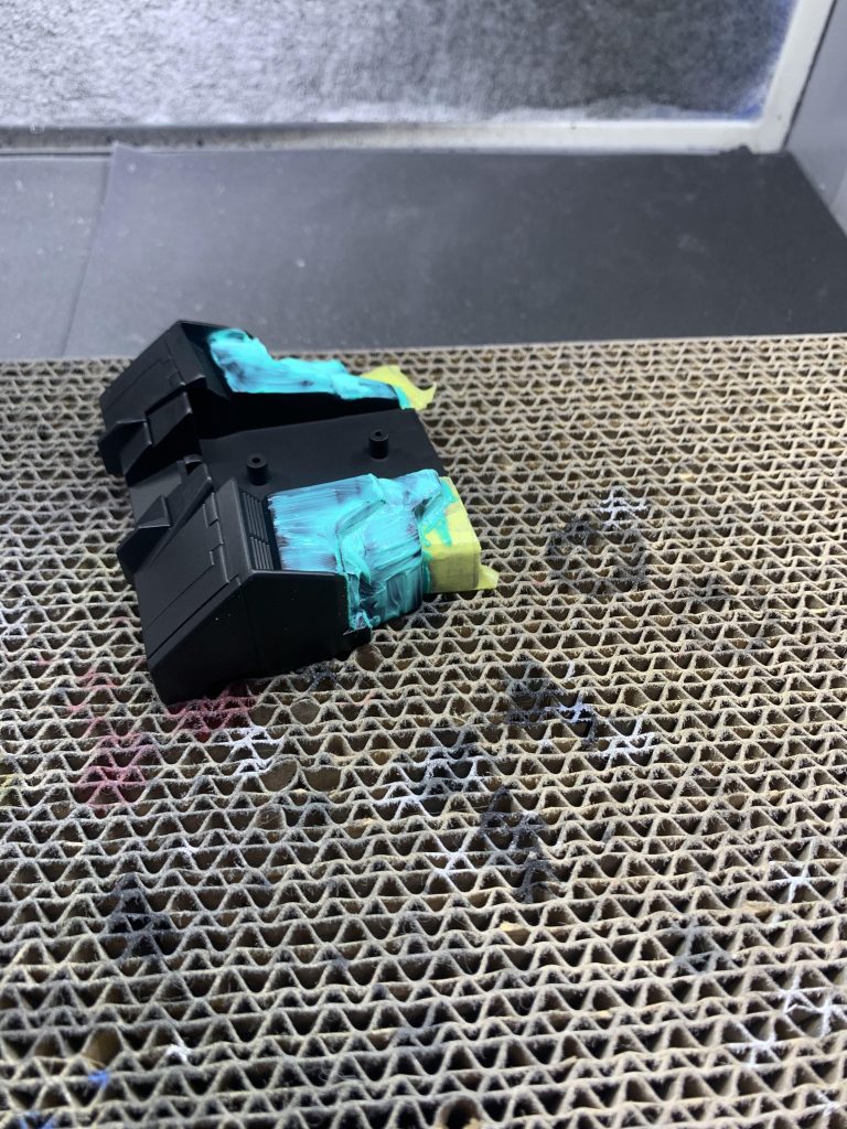 1番大変だったボディ部分の塗り分け、3色塗り分けがめんどう過ぎたので赤色部分はエナメル筆塗りで終わらせてます。なので近くでみたら荒い…