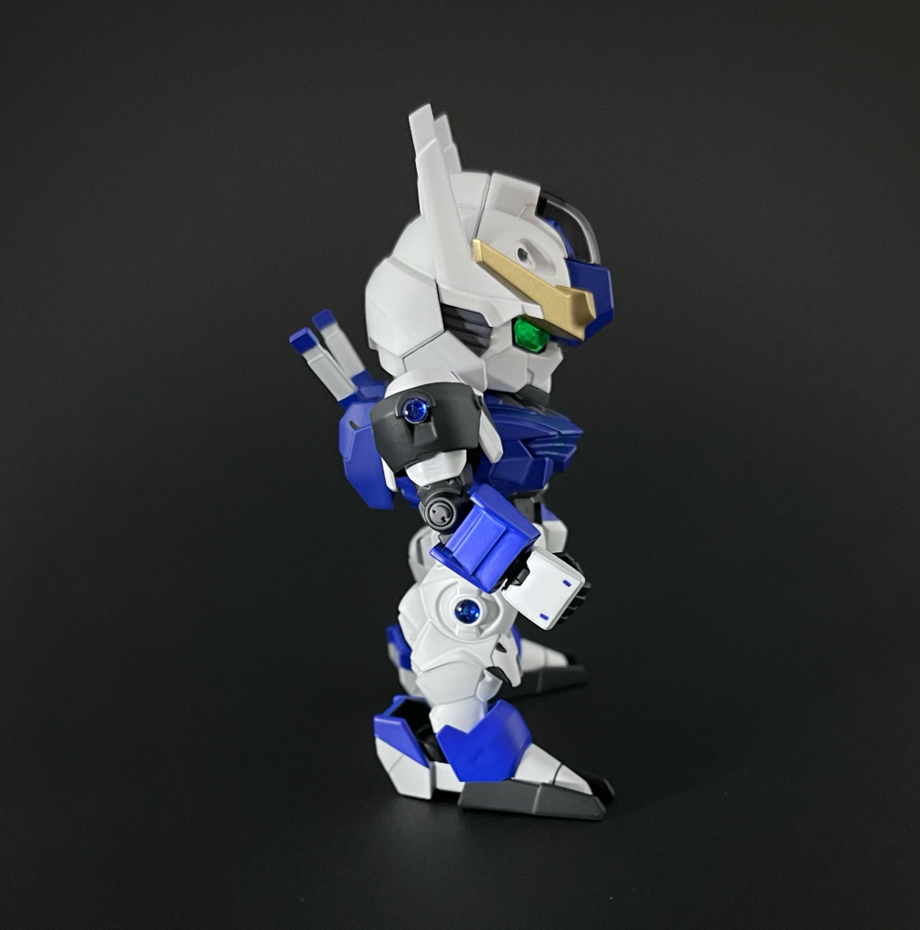 肩と脚にブルーのHアイズ、肘関節にディテールアップパーツを埋め込んでいます。