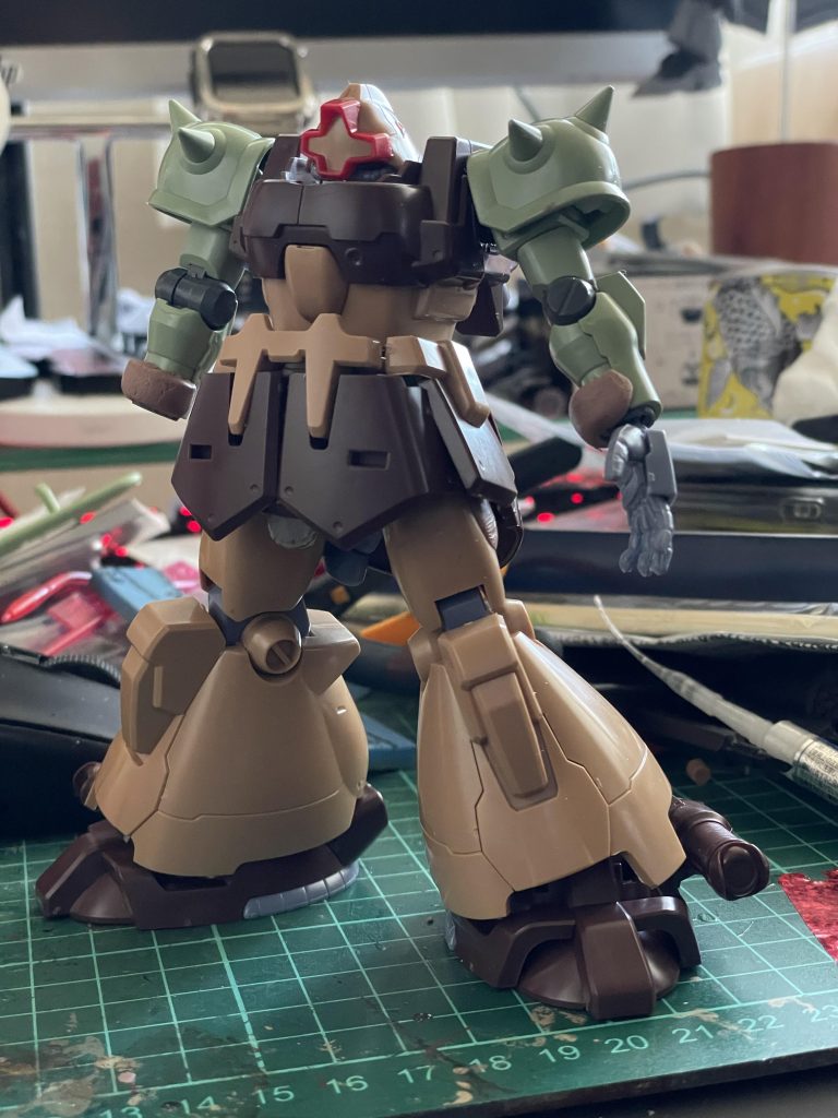 ザクの腕部をひ弱に見せないために策を練ってます。肩はボールジョイント接続に換えました。