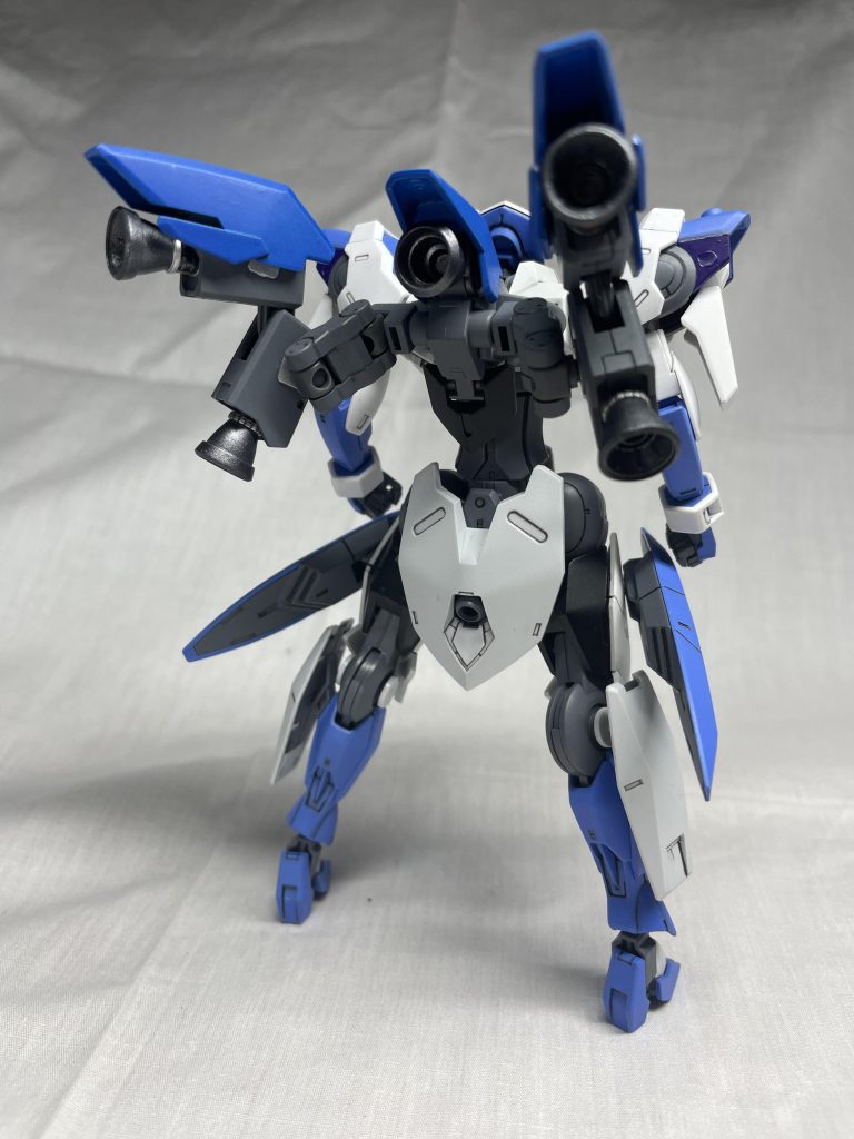 バックパックのブースターは大きく可動し、腿のスラスターと組み合わせることで宇宙空間での複雑な機動による戦闘が可能になる