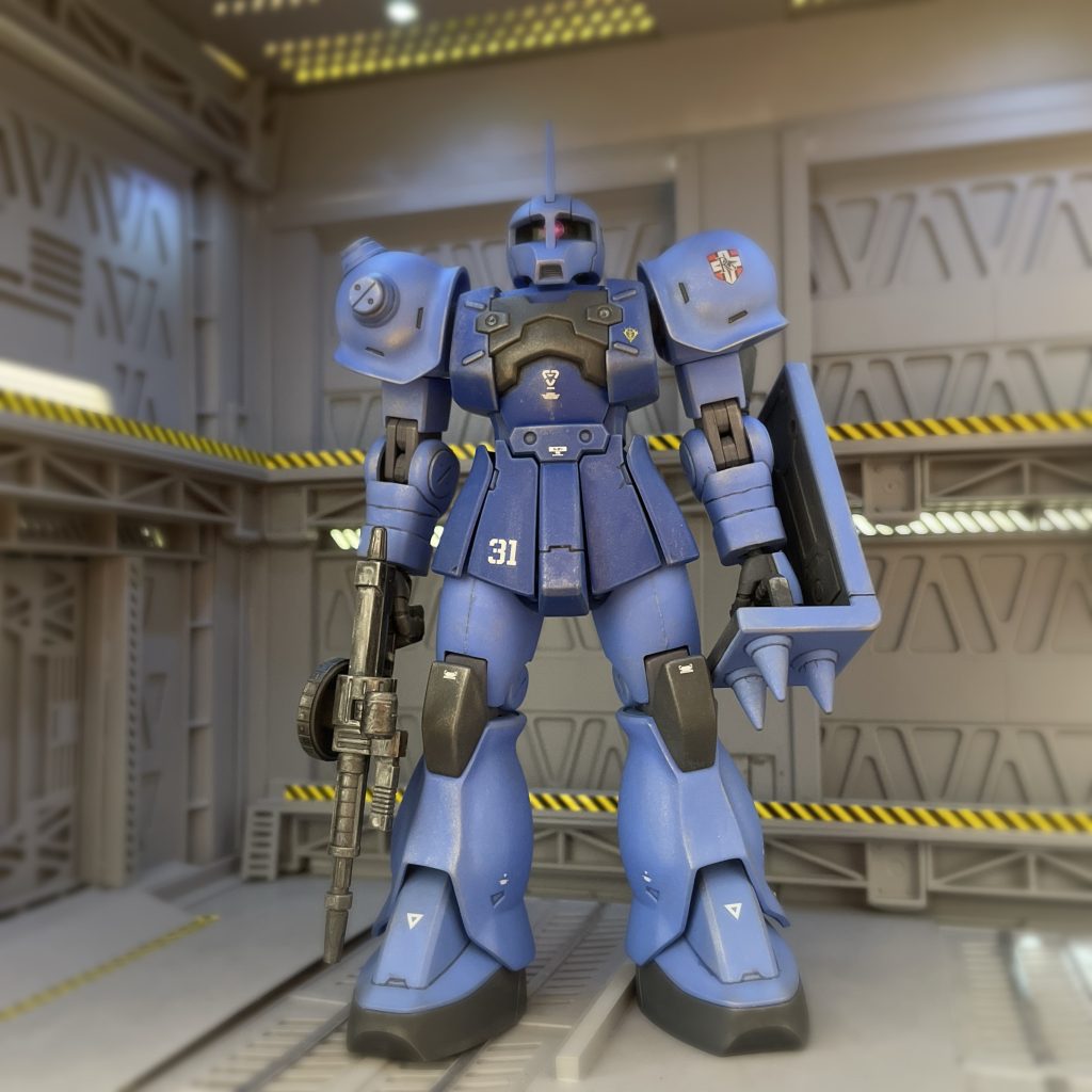 ガンダムカラースプレーのMSブルーとMSライトブルーで塗装しています。タミヤウェザリングマスターでウェザリングをしてます。