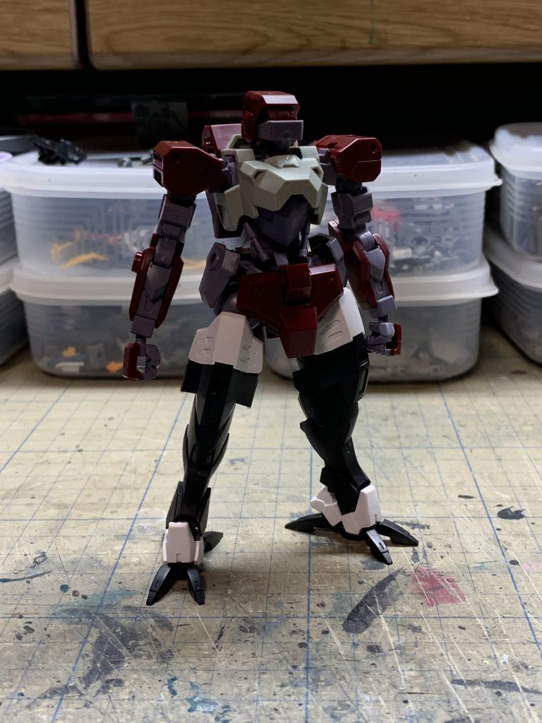 まずは獅電をベースに30MMのパーツを組み込んでいくところから始めました。