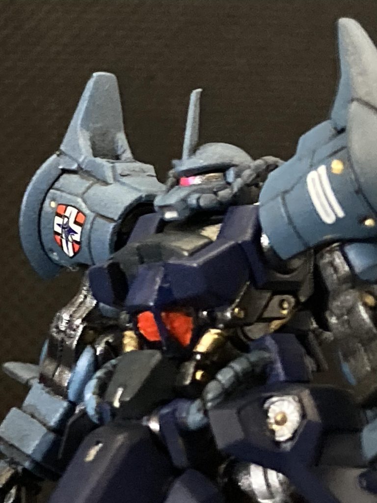 モノアイや武器のセンサー部は水性ホビーカラーのホワイトをちょい塗りした上から、エナメルの蛍光ピンクを上塗り。腹部コクピットのキャノピーはラッカーのキャラクターホワイトを塗ってからクリアオレンジを上塗り。更にエナメルの蛍光ピンクを薄く上塗り。ブラックライトで照らすとグポーンします。