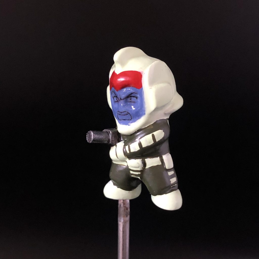 顔は嫁に描いてもらったものを、デカールにして貼っています。