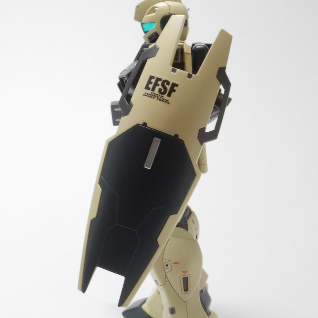 シールド地球連邦軍のマークと丸いディテールは、上手に部分塗装できる気がしなかったので削り飛ばしました…その代わり、スジボリと部分塗装で補いました。