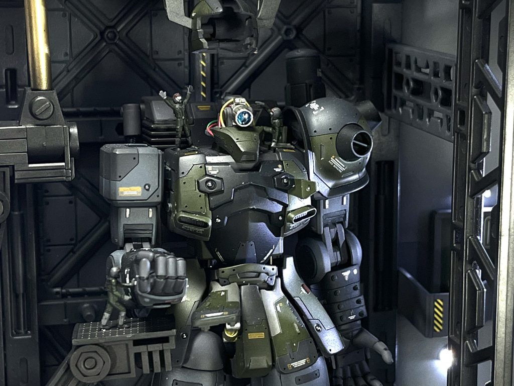 昨日の投稿では暗くて見にくかったので写真加工で露出を上げました。ジオン兵に整備されている、一番の見せ場ですね。頭部の後ハメ加工のやり方を調べているときに、この頭部アーマーを取り付ける瞬間を切り取ろうと思いつきました。