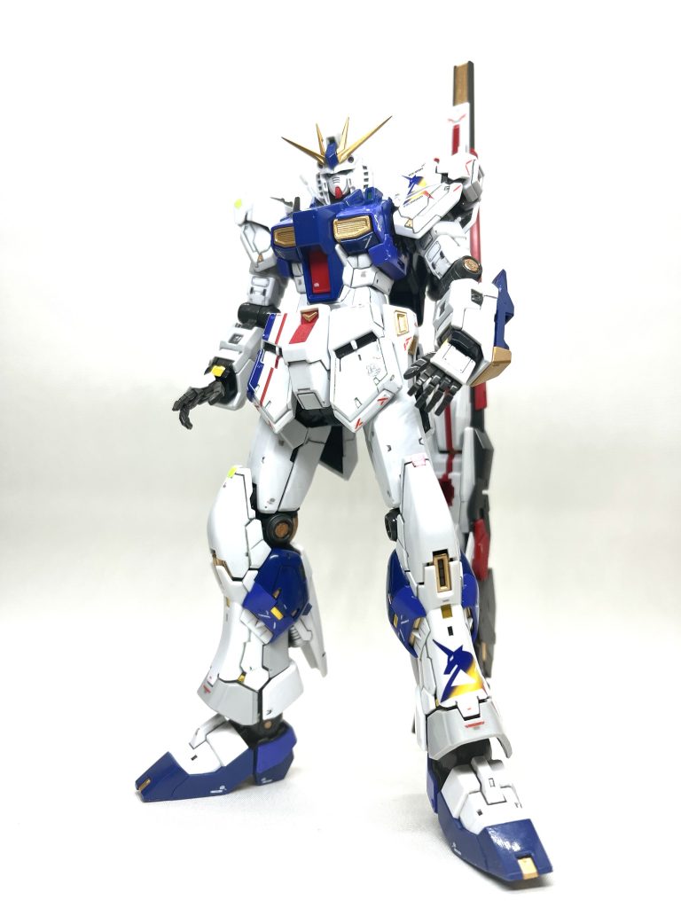 全身ショット。アンクルガードが左右で違うことに気付かず、足のデカールが左右反対になっちゃいました…