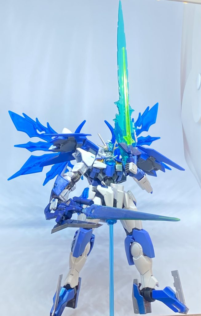 トランザムで翼を出し、高出力モード。ビームサーベルの刀身がバカみたいに伸びます。