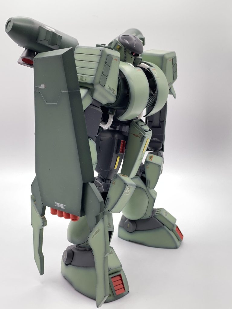 シールドはジャンクの元になるパーツが見つからなかったので、プラ板で製作。先端の爪もプラ板の積層です。