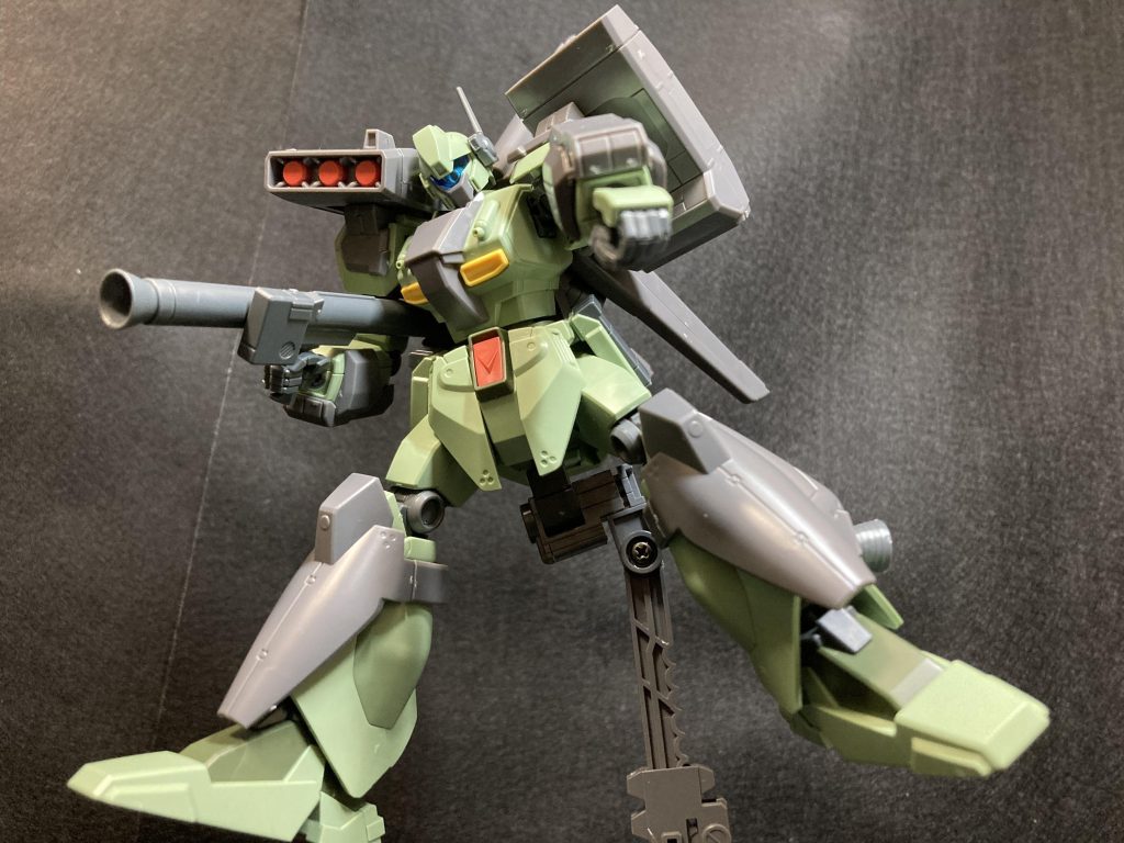 スタークジェガンですがこのグレネードが発射される腕部装甲にビームサーベルを仕込むことが出来たりするらしくミッション事に変更が効くらしいです！