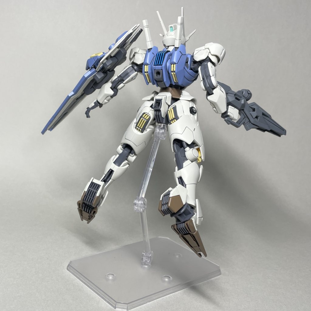 うしろ　発光部は、クリアパーツに発光状態のダブルサイドシールを貼り、そのパターンを目安にクリアパーツに直接筆で書き込みました。　その状態だと赤い模様がのぞくので、書き込み後に発光状態シールをはがし、無発光状態のシールを貼りました。　発光部の青は、メタリックブルーに白を混色したものを使用。