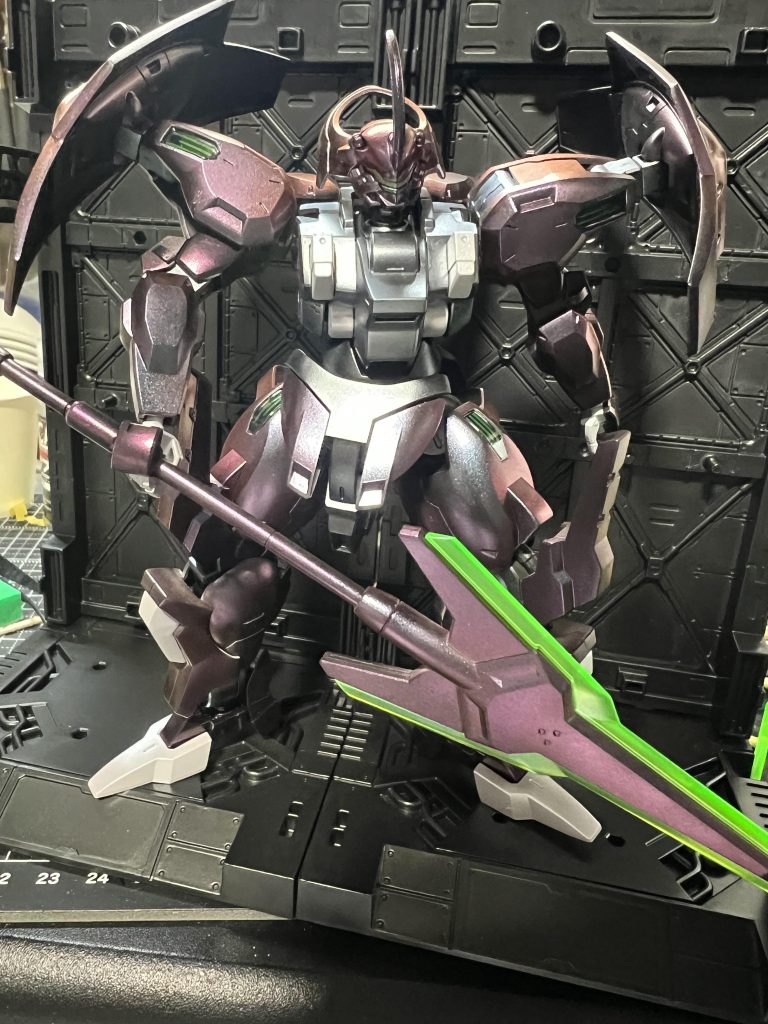 白いパーツは極々少量の青を混ぜて吹いた後、トアミルのネオマイカ。