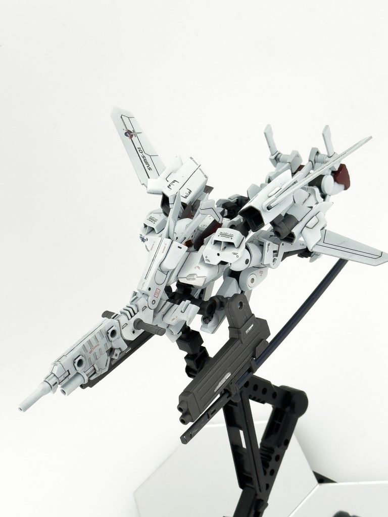 フライトポジション変形方法はオリジナルと変わりませんがレールキャノンを前方に向けられるので火力は上昇。ここはブレイブのオマージュです。