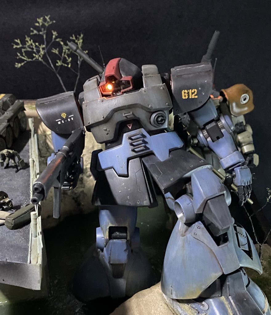 主役のドム第1地上機動師団第2大隊B中隊第6小隊所属目立った改造は特にしてませんが「新型はパーツがまわってこなそう」みたいなのを想像して応急処置多めです。ドムなのにバズじゃなくてマシンガン装備なのは乗り換えたばっかでまだホバー機動に慣れてないからと言った感じえ？なんで中東の部隊がこの時期にドムを受領してるのかって？優秀なんでしょうきっと(笑)