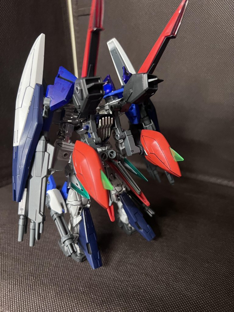 背後からです。レッドフレームの特徴は高機動なんで、より速く小回りの効く仕様に、、、。