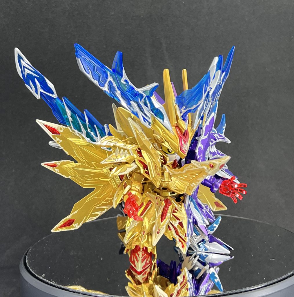 基本はそれぞれのメインカラーのゴールドとパープルでバーっと塗った後に筆でエングレービングを塗り分けています。ちなみに、もうやりたくはないので分離はできません。