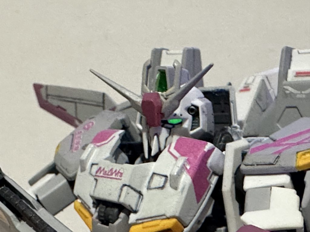 メインカメラ、サブカメラは蛍光グリーンで塗装、UVに反応して光ります。