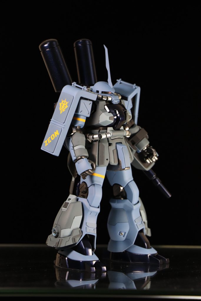 ジオンマークと黄色のラインがアクセントです