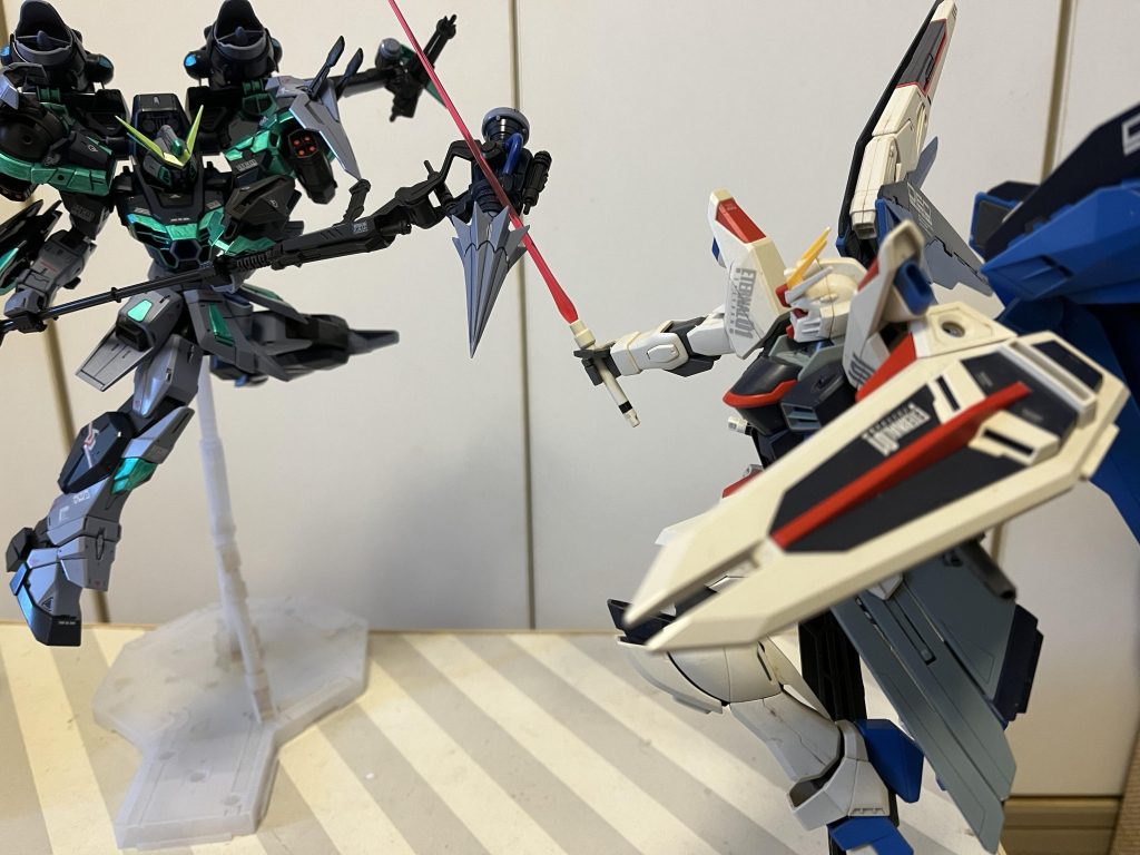 アドラーでビームサーベル受け止められるとは思わんけど、ポージング重視!エールカラミティ好きだけど、これが存在するなら、何故オルガ機はランチャー仕様だったのか、、オルガが砲撃適性が高かったのか、