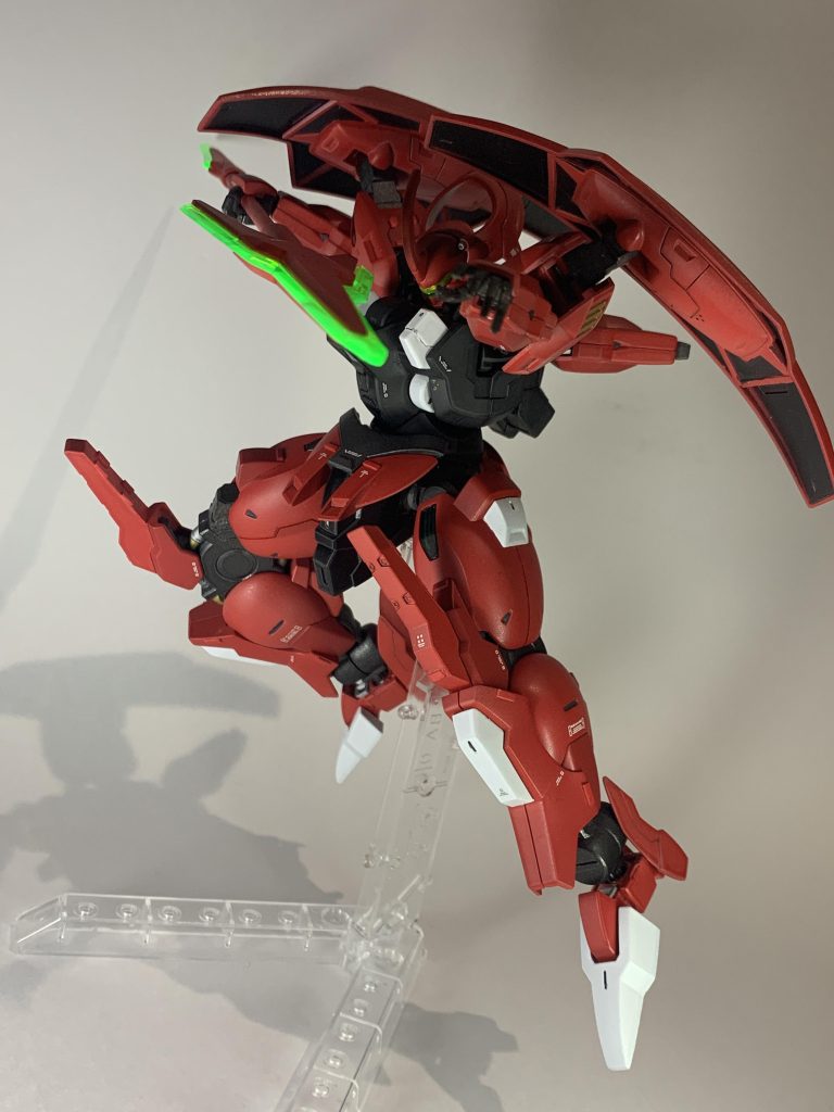 ジェダーク社の重装甲感が残りながらもスラットしたシルエットなんで、スタイリッシュなポーズも良きです。