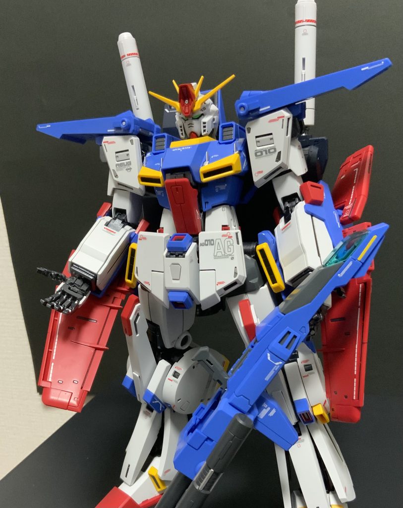 手はエモーションハンドに変えて付け替え無しで変形可能にしました。また手首の可動も追加したので表情が出やすくなりました。また、ダブルビームライフルはピン接続可能にして保持力をアップしてます。