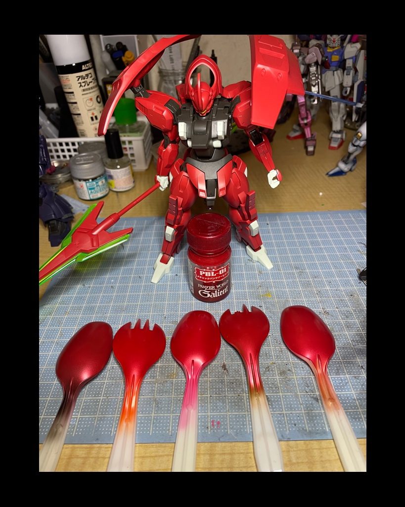 今回はテストピースを5種類しました。向かって1番右のシルバーとゴールドを半分に割った塗料を下地にする事にしました。