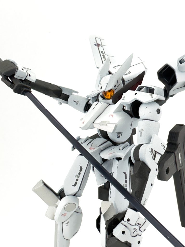 ロングソニックブレイドフラッグ系統に標準装備されているソニックブレイドを大型化した装備。超高速振動する刃は高い切れ味を誇る、という設定。非使用時はレールキャノンにマウント可能。雑誌付録のメイレスビャクチ強化キットの刀を使用しています。