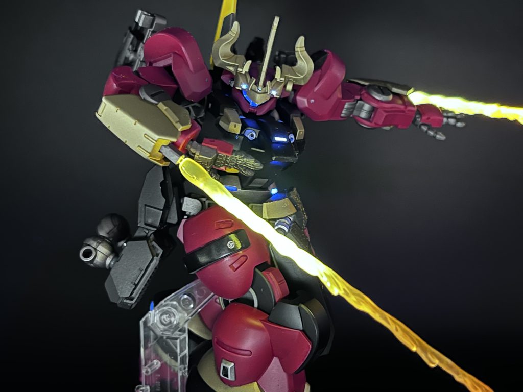 ビームトンファー「トクイツ」「ウジサト」手持ち武器が尽きた際に使われる。窮地を救った歴史上の人物にあやかった名が与えられている。