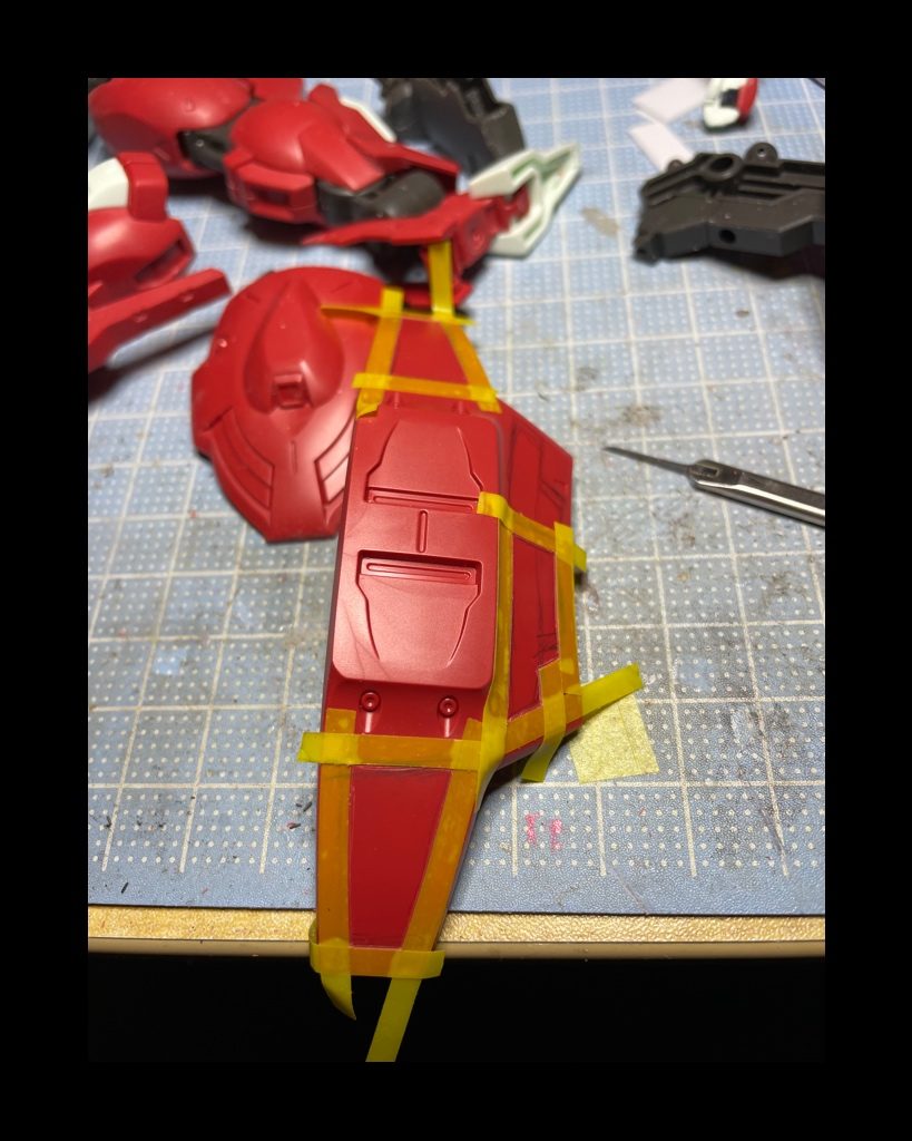 肩のパネルに少しスジボリを入れました。デザイン力の無さ💦